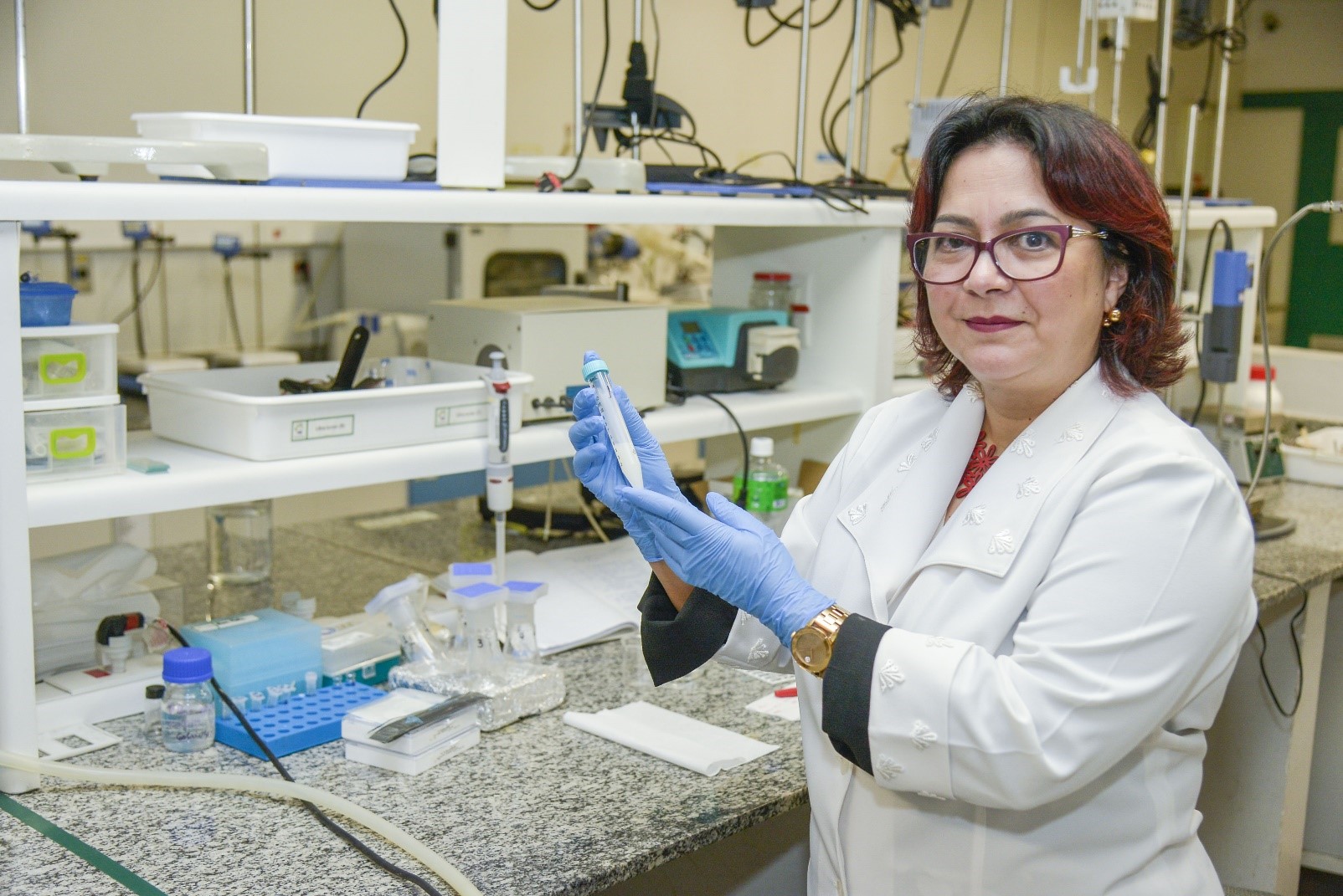 Professora Eliana Martins Lima, da Faculdade de Farmácia da UFG, orientou a pesquisa (Foto: Pedro Gabriel)