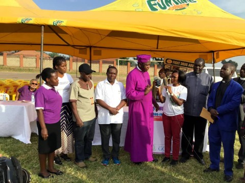 Photo de groupe des participants et de l’évêque arc