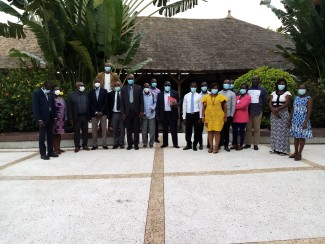 Photo de groupe des participants du PNLTA (Programme Natioal de Lutte contre le Tabagisme, l'Alcoolisme et autre Addictions), des programmes VIH / SIDA, Tuberculose, Hépatite virale et Santé mentale, centres de traitement et représentants de personnes atteintes de troubles liés à l'usage de drogues